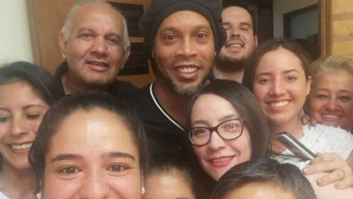 La Fiscalía de Paraguay decide no imputar a Ronaldinho por la falsificación del pasaporte y se hacen un selfie con él
