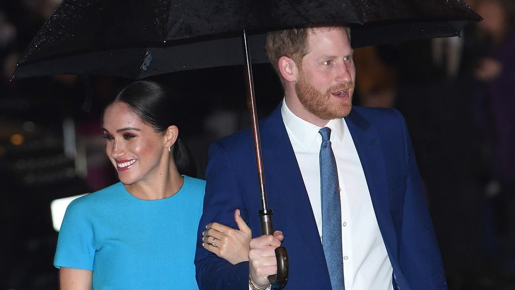 Meghab y Harry, sonrientes  bajo la lluvia en su esperada reaparición en Reino Unido