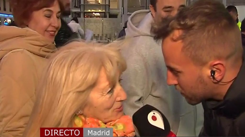 Un joven le paga a su abuela la entrada del concierto de Isabel Pantoja