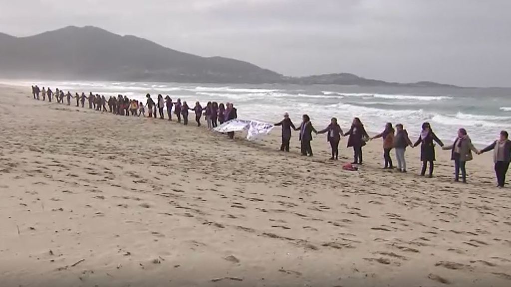Cadena humana de mujeres en la playa de Carnota