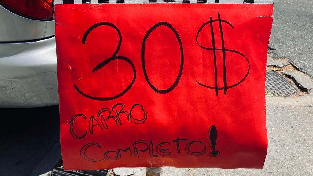 Un puesto de comida fija precios en dólares