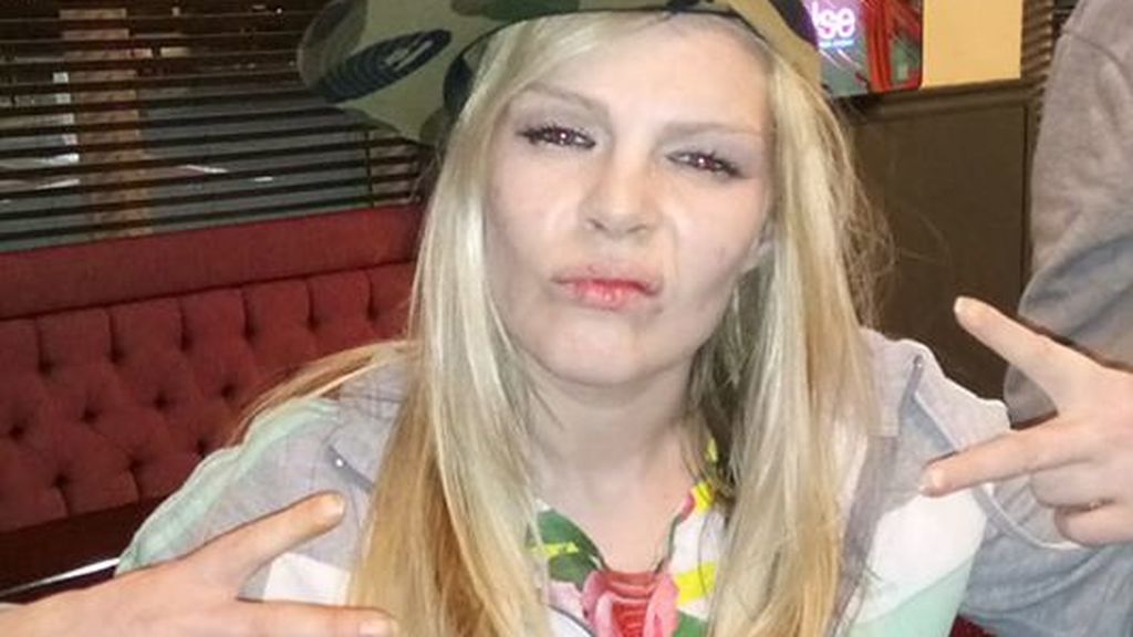Degolla a su madre y besa su cabeza en casa de un amigo Degolla a su madre y besa su cabeza en casa de un amigo