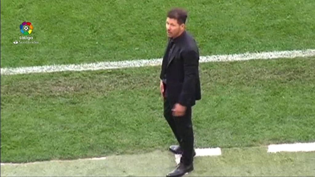 Simeone hizo un gesto a la grada para explicar el cambio de Joao Félix pero el Metropolitano no se dio cuenta y pitó la sustitución