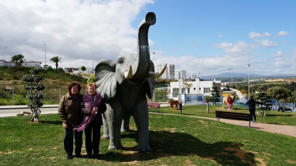 Madre e hija junto al elefante