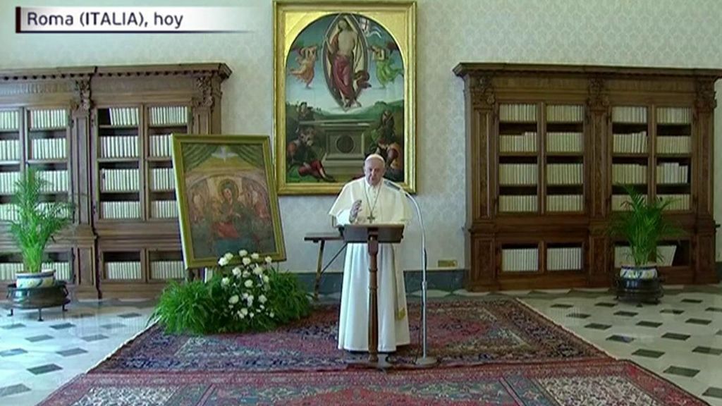 El papa reza el ángelus desde la biblioteca del palacio pontificio