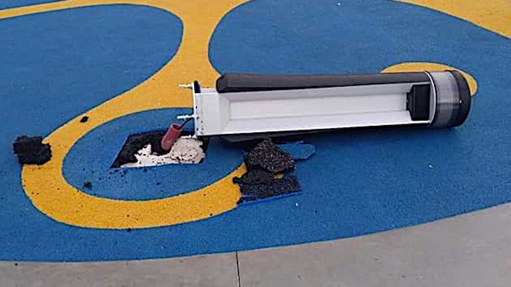 Uno de los postes de un juego interactivo, derribado por los vándalos