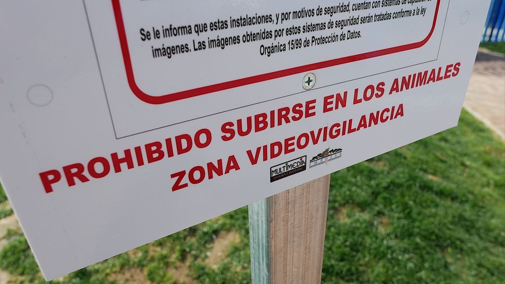Aviso en el parque Miguel Ángel Blanco de San Roque