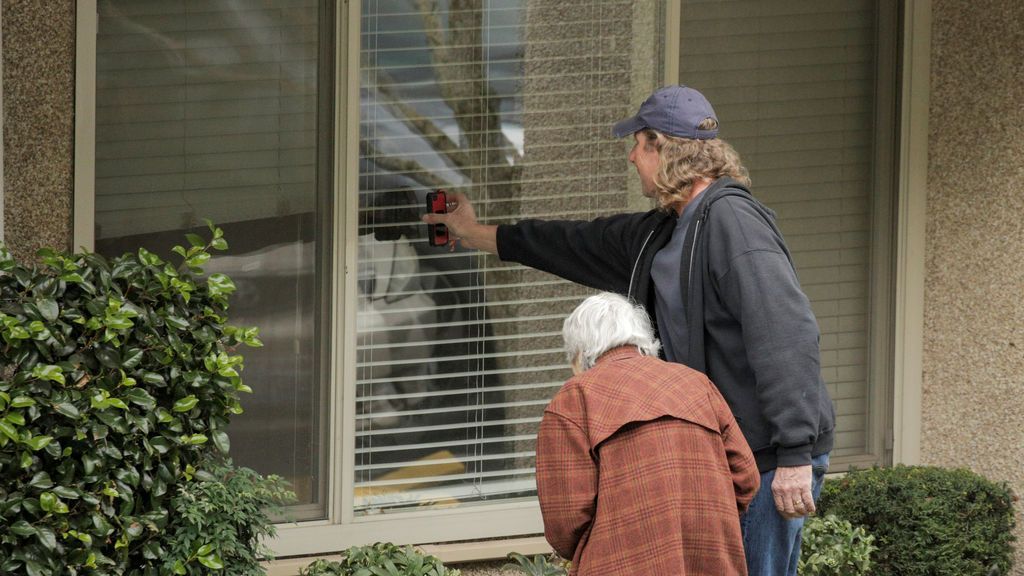 Dorothy se comunica a través de una ventana con su marido Gene