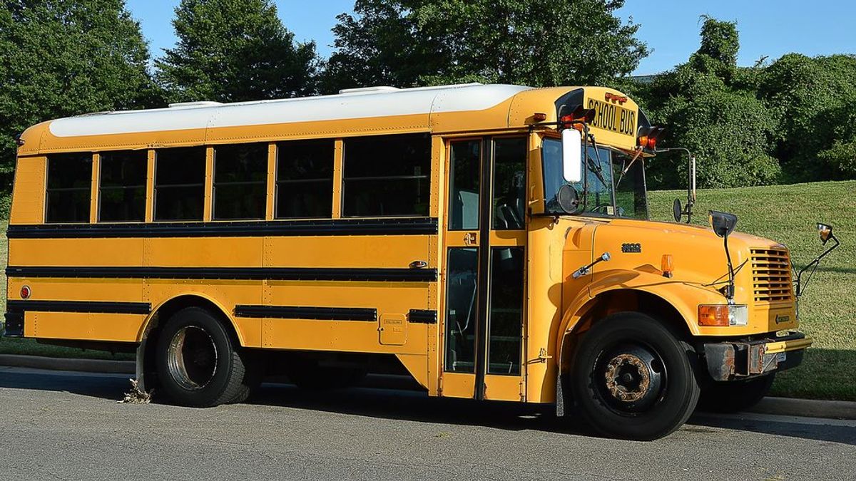 Dos estudiantes violan repetidamente a una adolescente de 14 años con discapacidad en el autobús escolar