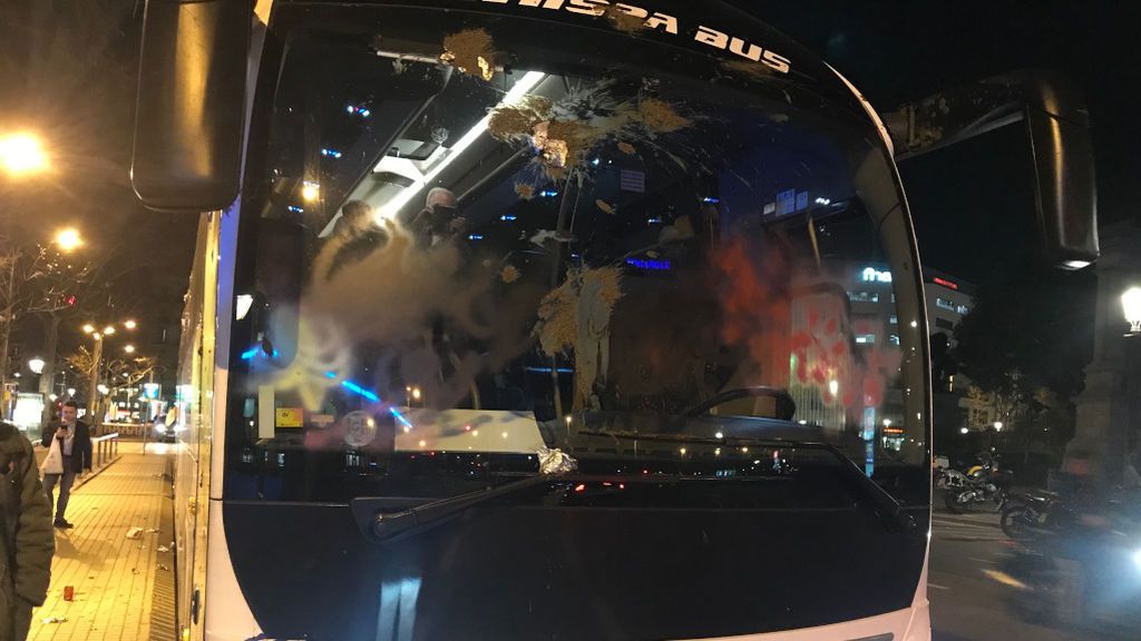 Vox denuncia lanzamientos de excrementos a su autobús a su salida de Barcelona Vox denuncia lanzamientos de excrementos a su autobús a su salida de Barcelona