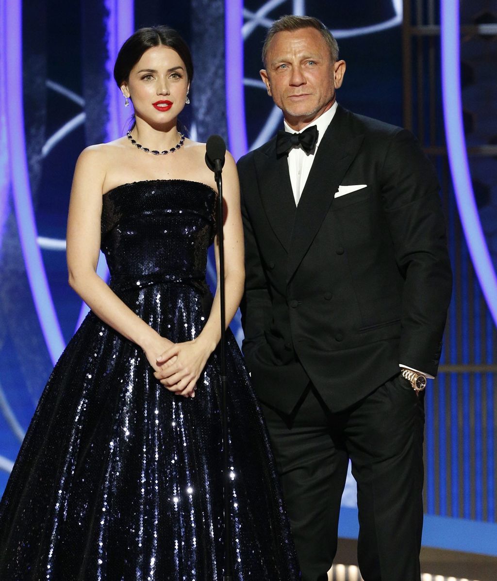 Ana de Armas y Daniel Craig entregan un premio en los Globos de Oro 2020