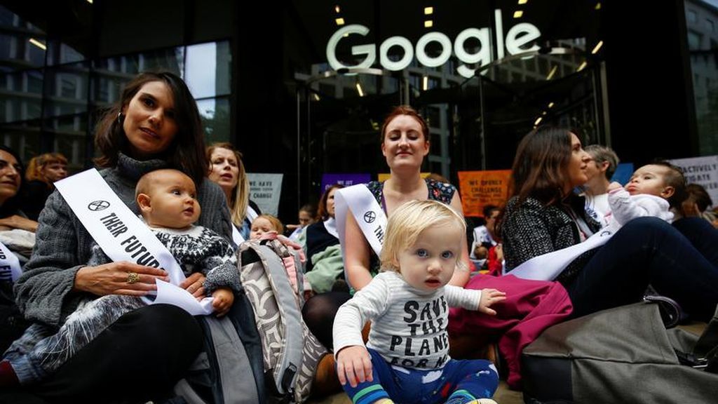 Manifestación de madres e hijos, organizada por Extinction Rebellion, frente a las oficinas de Google en Londres