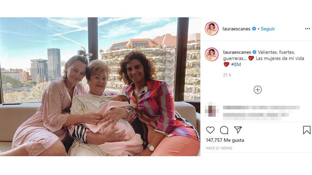 Laura Escanes, junto a su hija, su madre y su abuela.