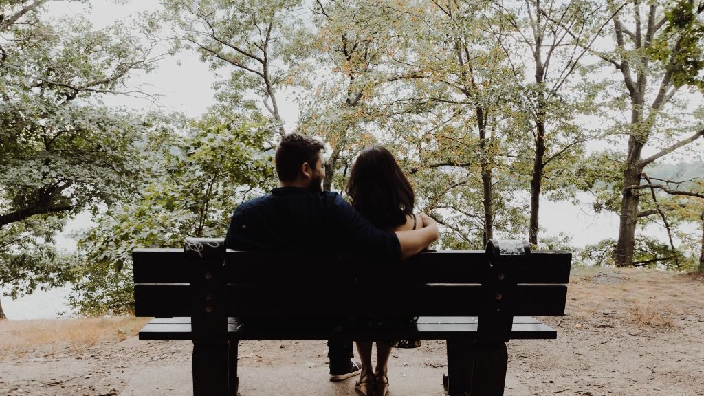 Una pareja en un banco