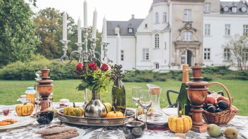 Desayuno en el jardín majestuoso de este palacio