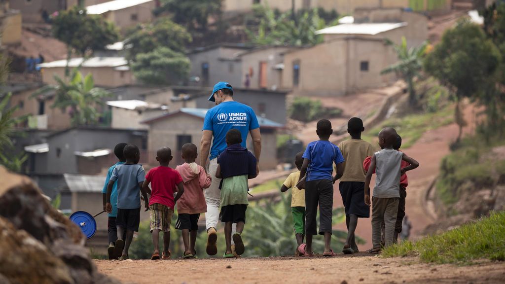 Jesús Vázquez cuenta su experiencia en los campos de refugiados de Ruanda dentro de la campaña de sensibilización de Mediaset España sobre el fenómeno migratorio