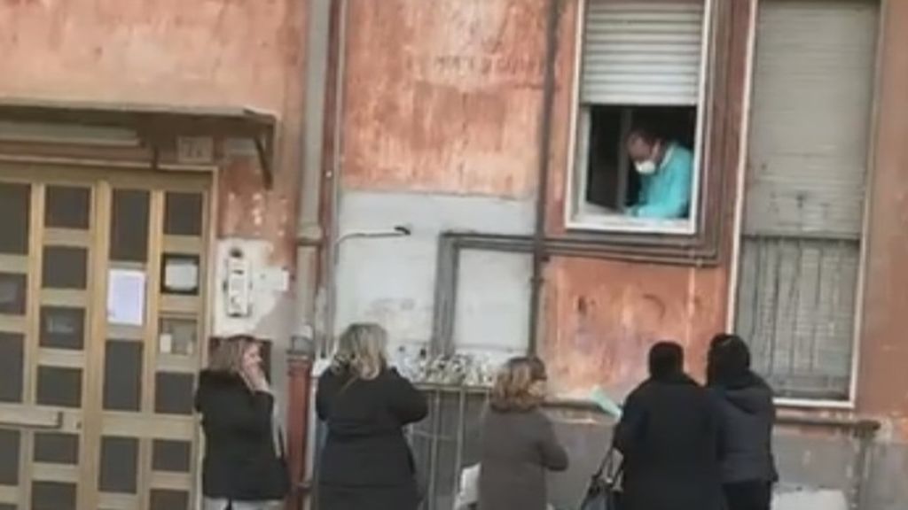 Un médico italiano reparte recetas desde su ventana