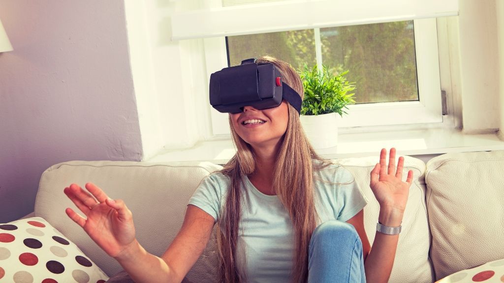 Una chica con gafas de realidad virtual, ¿un clase de Historia?