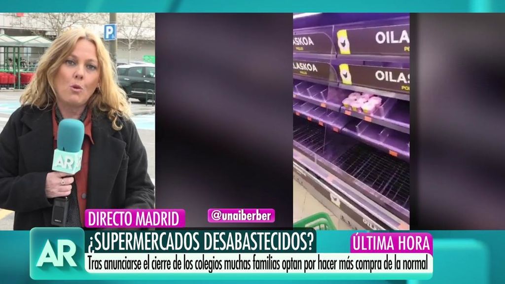 El miedo deja largas colas y estanterías vacías en los supermercados de Madrid tras el cierre de los colegios
