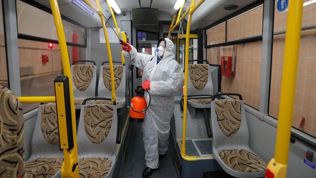 Un empleado desinfecta el interior de un autobús