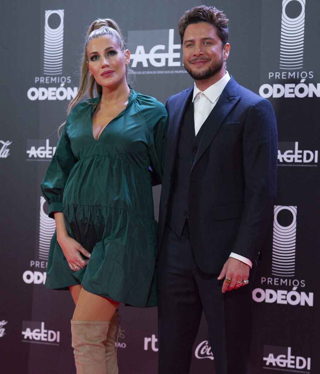 Manuel Carrasco y Almudena Navalón, en los Premios Odeón
