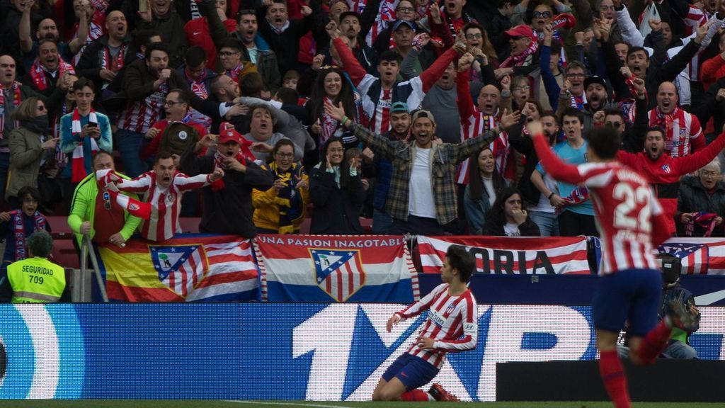 Los aficionados del Atlético viajan a Liverpool sin controles ni recomendaciones por el coronavirus: “No llevo desinfectante, tengo el escudo del Atleti”