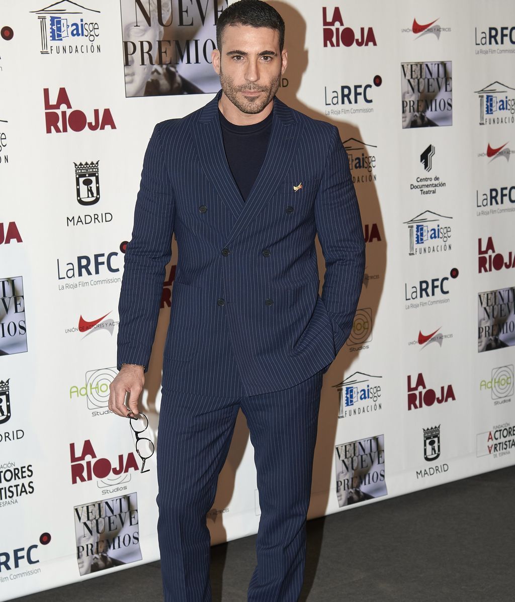 Miguel Ángel Silvestre, con traje a rayas