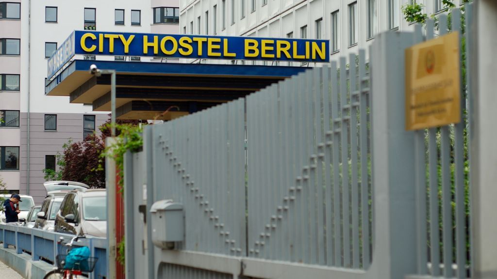 El 'hostel berlinés' de Kim Jong-un tiene que cerrar, pero sigue abierto pese a la presión de las autoridades alemanas El 'hostel berlinés' de Kim Jong-un tiene que cerrar, pero sigue abierto pese a la presión de las autoridades alemanas