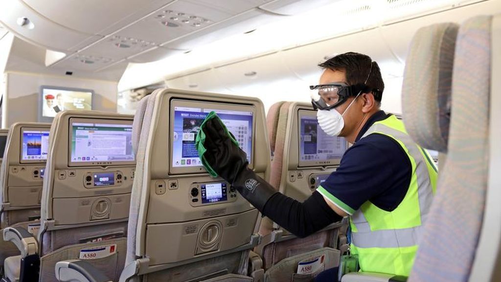 Un empleado desinfecta el interior de un avión
