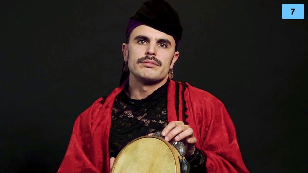 Rodrigo Cuevas explica la música tradicional: "El folclore me ha dado la libertad para mariconear"