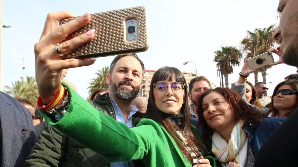 Vox recupera su cuenta de Twitter tras borrar el tuit ofensivo contra el movimiento LGTBI Vox recupera su cuenta de Twitter tras borrar el tuit ofensivo contra el movimiento LGTBI