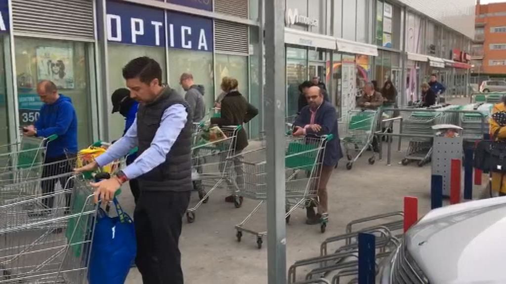 Largas colas en los supermercados en Madrid tras el anuncio de cierres de colegios