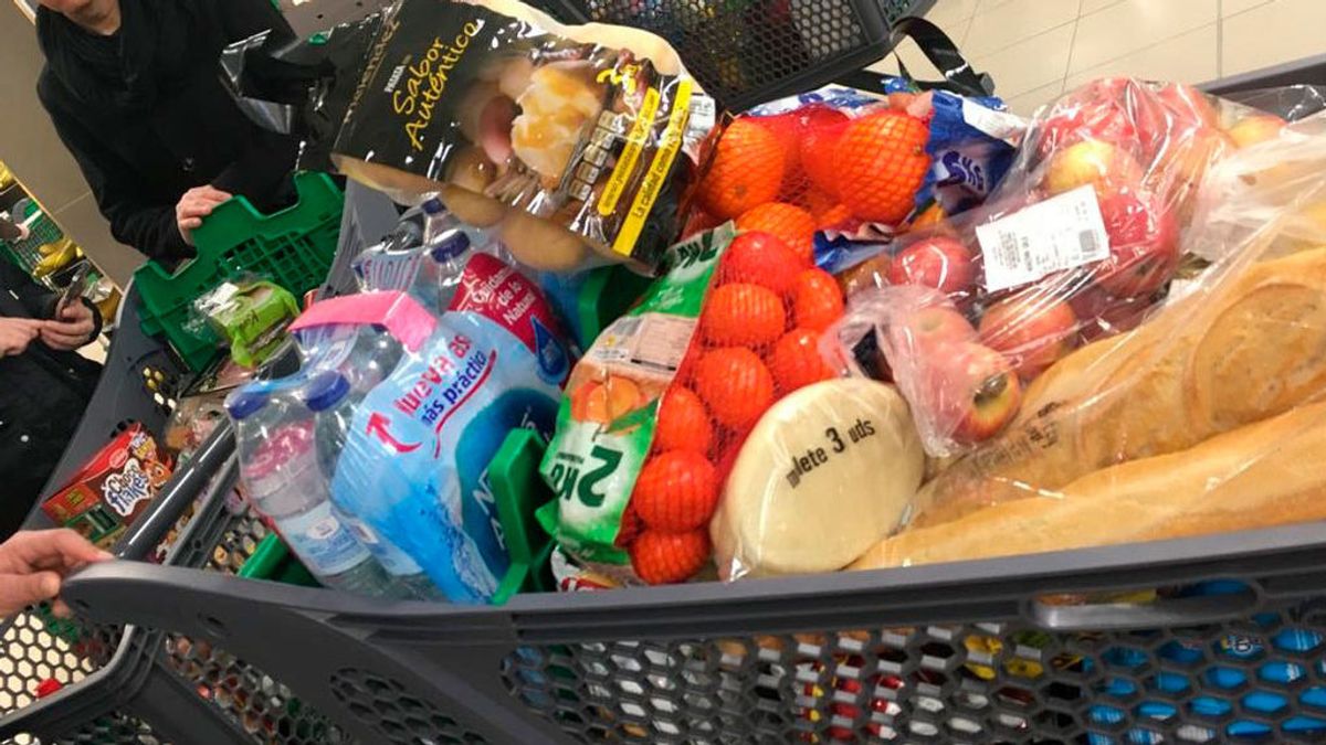 Crónica de un supermercado a rebosar: "Los nervios se contagian más que el coronavirus" Crónica de un supermercado a rebosar: "Los nervios se contagian más que el coronavirus"