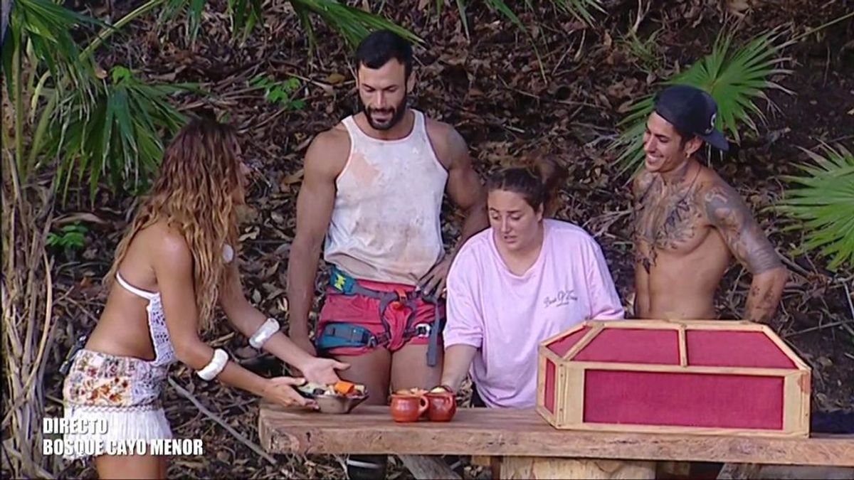 Rocío Flores y Jorge Pérez disfrutan de un merecido plato de cocido tras la prueba de recompensa