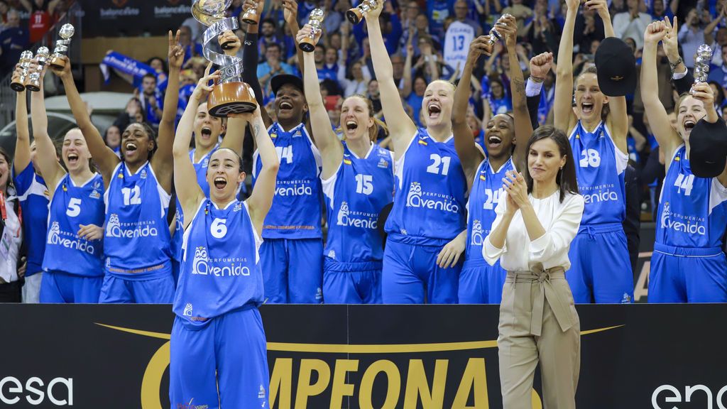 La reina Letizia entrega los trofeos de la final de la Copa de la Reina de baloncesto