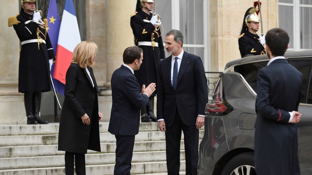 El curioso saludo entre los Reyes y Macron a causa del coronavirus