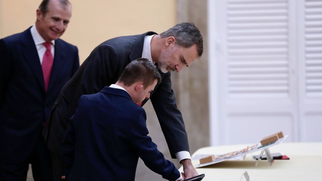 Felipe VI, con los ganadores de la XXXVIII edición del concurso '¿Qué es un rey para ti?'