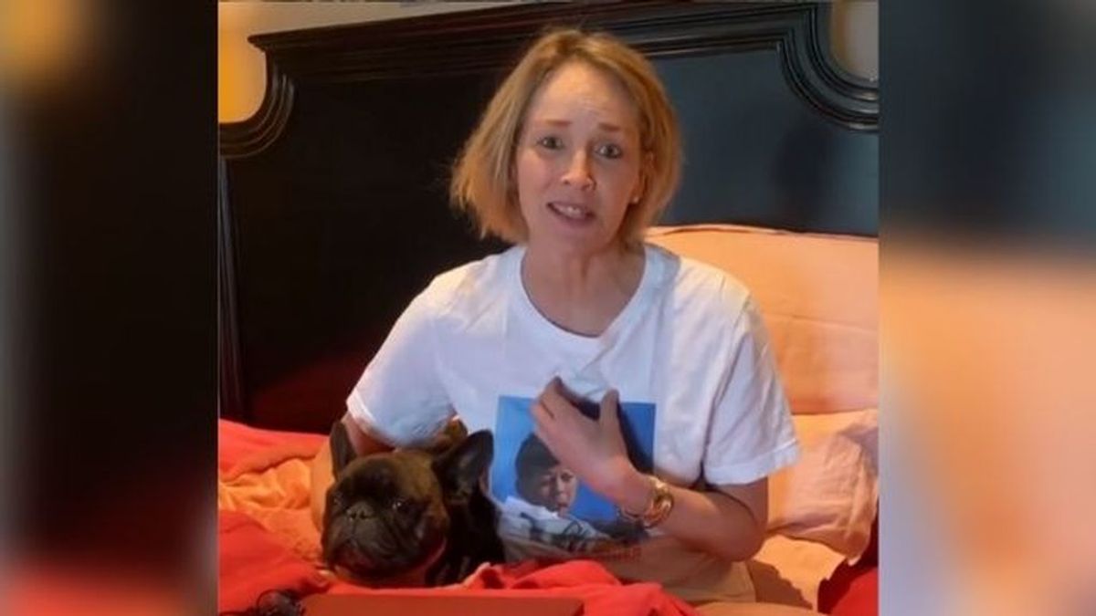 Sharon Stone teletrabaja por el coronavirus: el mensaje desde su cama y a cara lavada Sharon Stone teletrabaja por el coronavirus: el mensaje desde su cama y a cara lavada