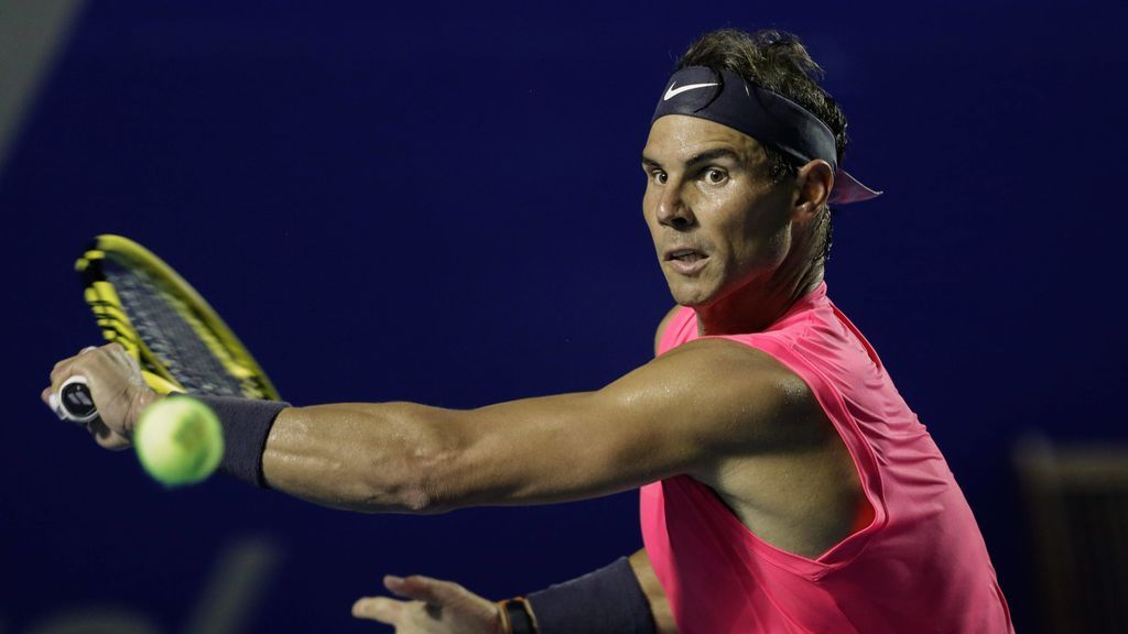 Rafa Nadal golpeando la pelota