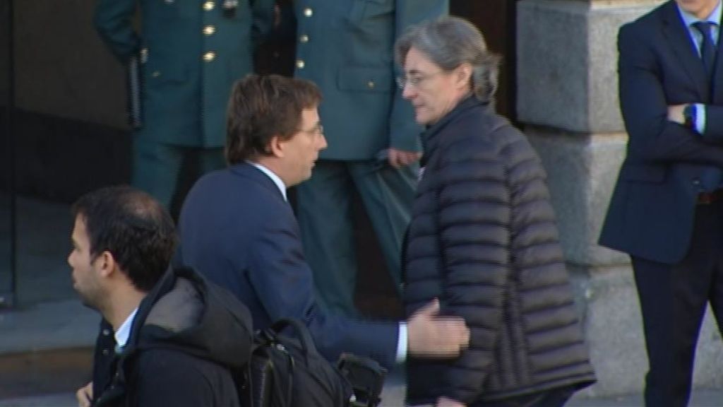V POLITICOS A DISTANCIA