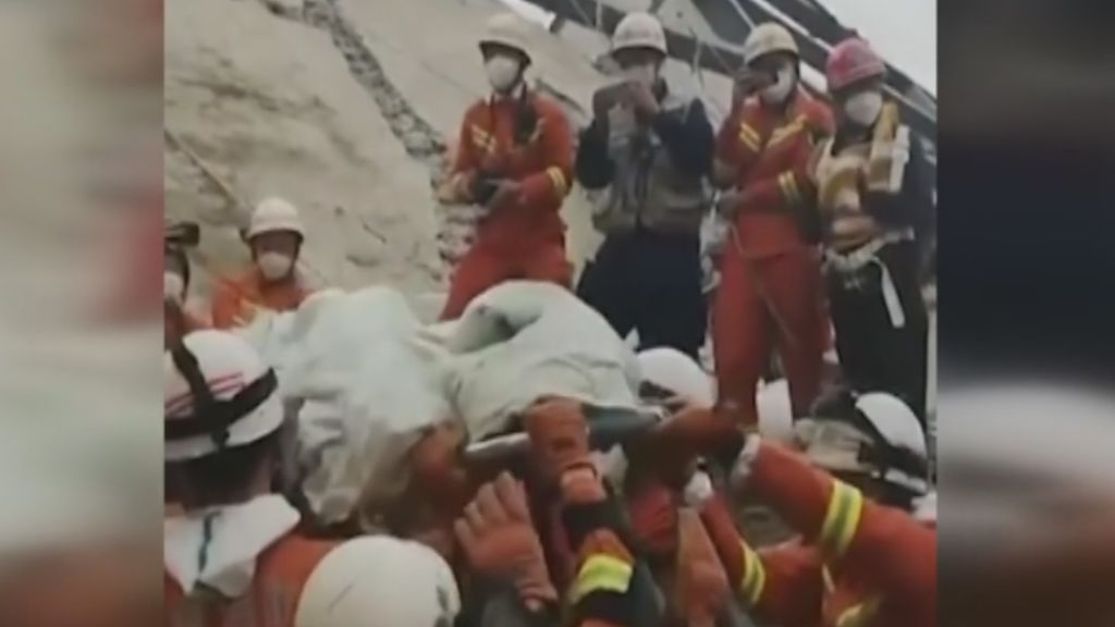 Rescatan a un joven que llevaba atrapado 69 horas en los escombros del hotel derrumbado en China