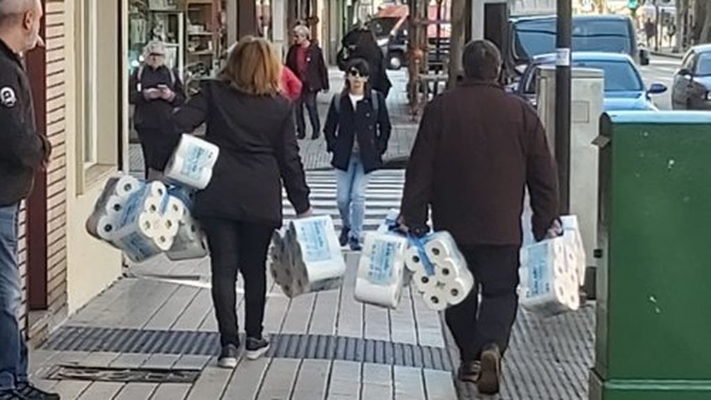 gente con papel higiénico