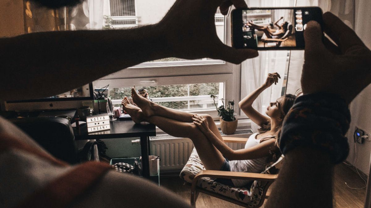 Mi pareja me está haciendo 'pocketing' y me está escondiendo de su vida social Mi pareja me está haciendo 'pocketing' y me está escondiendo de su vida social