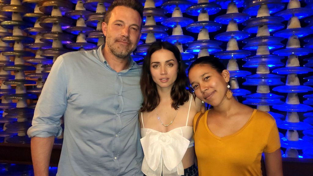 Ana de Armas y Ben Affleck, con una admiradora en La Habana