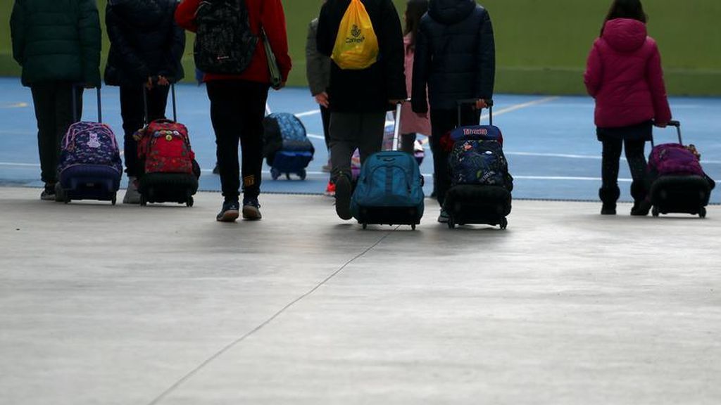 Un grupo de escolares camina con sus mochilas