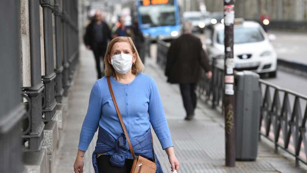 Señora con mascarilla pasea por el Paseo de Recoletos (Madrid)