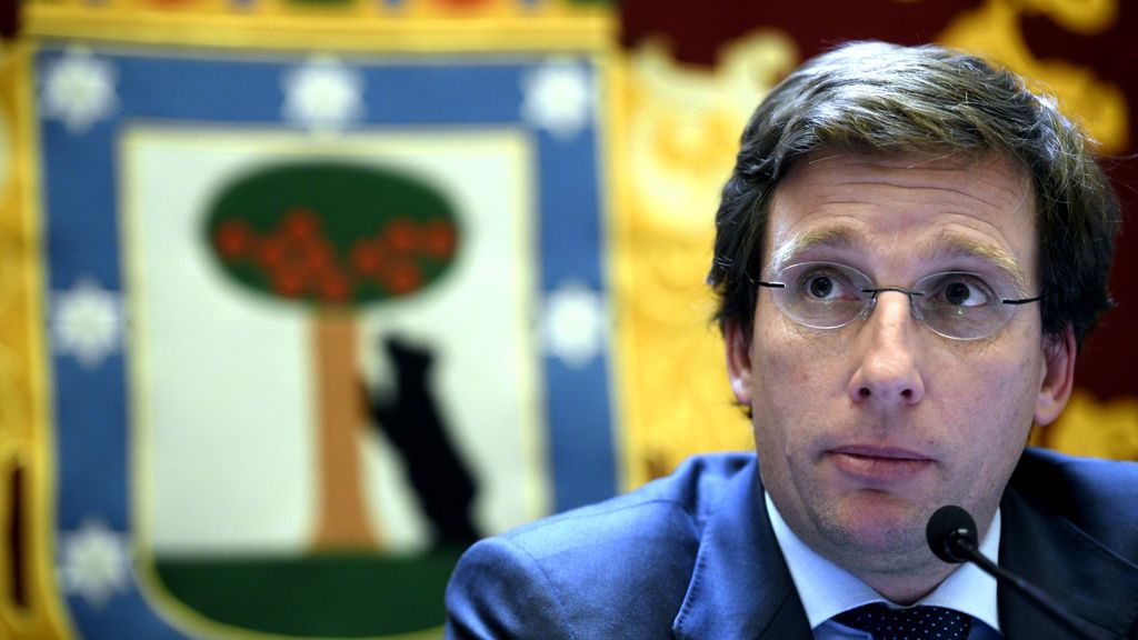 El bando de Almeida a los madrileños: "Es una pandemia, no son vacaciones" El bando de Almeida a los madrileños: "Es una pandemia, no son vacaciones"