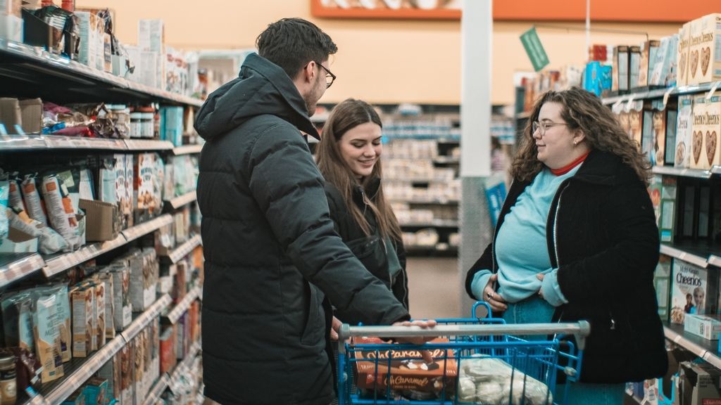 Llevar la compra a los vecinos o hacer de canguros: los jóvenes sacan su lado solidario ante el coronavirus