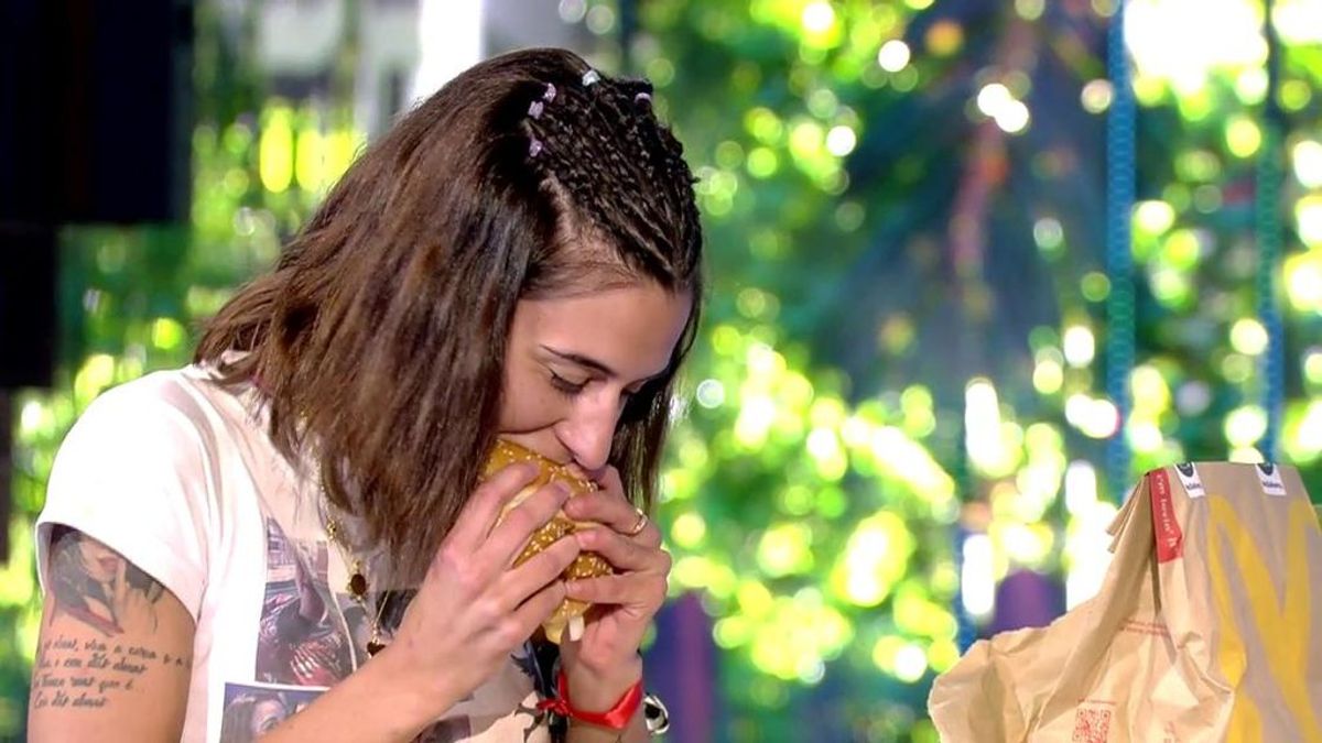 Bea disfruta de su hamburguesa en Supervivientes