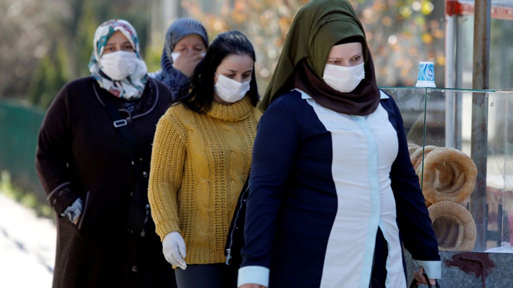 Un grupo de mujeres con Mascarilla en el hospital estatal de Skopje, Macedonia